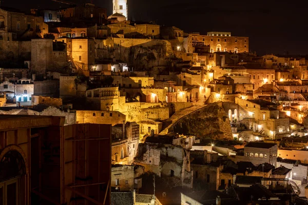 Matera 'lı Sassi' nin gece manzarası. Eski mağara evleri ile tanınır. Basilicata. İtalya