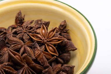 Eski bir seramik kasede yıldız anason. 