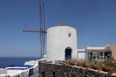 Oia 'da geleneksel beyaz yel değirmeni, Santorini adasında. Cyclades, Yunanistan 