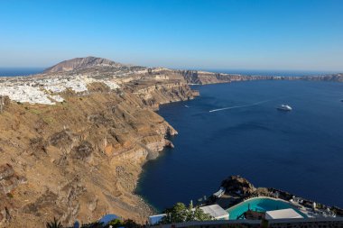 Yunanistan 'ın Santorini adasındaki Imerovigli köyünden Santorini kaldera kayalıklarının panoramik manzarası 