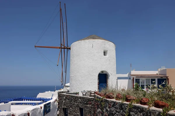 Tradiční Bílý Větrný Mlýn Oie Ostrově Santorini Kyklady Řecko — Stock fotografie