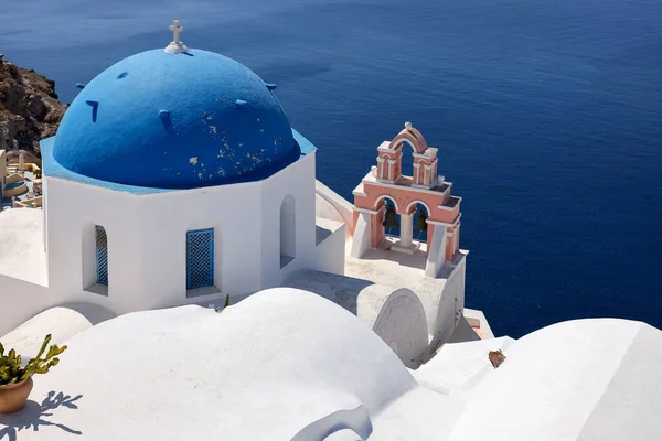 Widok Punktu Widzenia Wsi Oia Niebieską Kopułą Greckiego Prawosławnego Kościoła — Zdjęcie stockowe