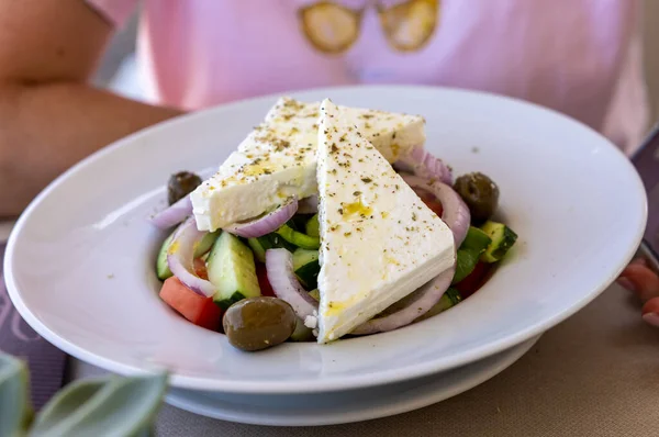 Греческий Салат Сыром Фета Типичный Обед Греческом Стиле — стоковое фото