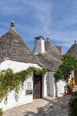 Alberobello, İtalya - 16 Eylül 2019: Trulli köyünde geleneksel beyaz evler. Alberobello, İtalya. Yapım tarzı İtalya 'nın Apulia bölgesindeki Murge bölgesine özgüdür (İtalyan Puglia bölgesinde). Kireç taşı ve temel taştan yapılmış..