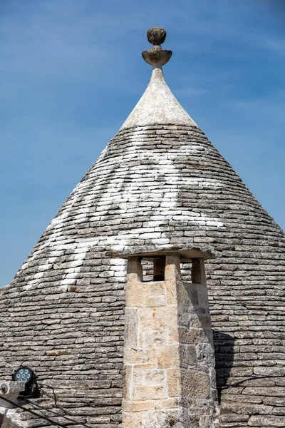 意大利阿尔韦诺韦略特鲁利房屋的石顶 建筑风格是意大利阿普利亚地区 意大利语Puglia 的Murge地区特有的 石灰石及基岩制成 — 图库照片
