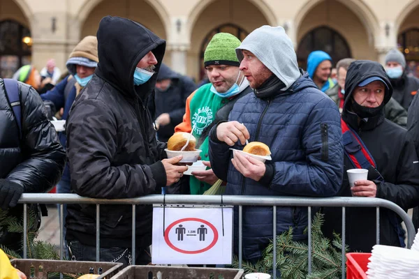 ポーランドのクラクフ 2021年12月19日 クリスマス イブは クラクフのメイン広場で貧困者とホームレスのために コシウシュコ族はコビトの大流行にもかかわらず クラクフの野外で最大の前夜を準備している — ストック写真