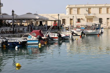 Rethymnon, Girit, Yunanistan - 18 Eylül 2021: Eski Venedik Limanında Balıkçı Tekneleri, Rethymnon, Girit, Yunanistan