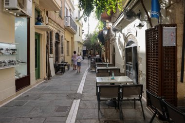 Rethymnon, Girit, Yunanistan - 18 Eylül 2021: Birçok küçük kafe ve mağazanın bulunduğu Eski Rethymnon Kasabası 'ndaki dar sokak