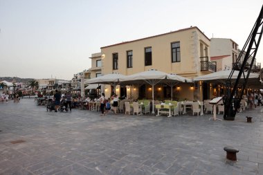 Rethymnon, Girit, Yunanistan - 18 Eylül 2021: Rethymnon 'daki Old Venedik Limanı' nda akşam saatlerinde Waterside restoranları. Girit, Yunanistan