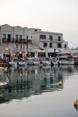 Rethymnon, Girit, Yunanistan - 18 Eylül 2021: Rethymnon 'daki Old Venedik Limanı' nda akşam saatlerinde Waterside restoranları. Girit, Yunanistan