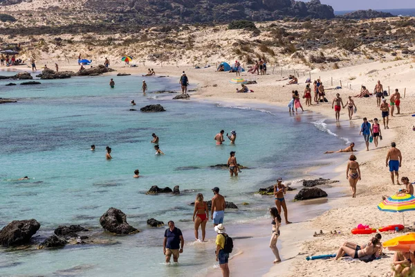 ギリシャクレタ島エラフォニシ2021年9月19日 ギリシャの地中海 クレタ島エラフォニシの有名なピンクの珊瑚のビーチでリラックスしている人々 — ストック写真