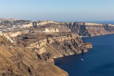 Yunanistan 'ın Santorini adasındaki Imerovigli köyünden Santorini kaldera kayalıklarının panoramik manzarası 