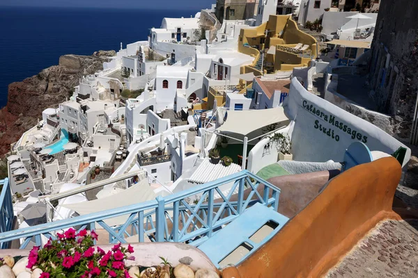 Oia Santorini Greece July 2021 Whitewashed Houses Terraces Pools Beautiful — Stock Photo, Image