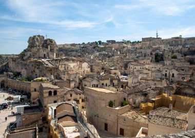 Matera, İtalya - 15 Eylül 2019: Matera şehrinin tarihi bir bölgesi olan Sassi di Matera 'nın tarihi mağara konutlarıyla tanınıyor. Basilicata. İtalya