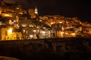 Matera, İtalya - 19 Eylül 2019: Matera Sassisinin gece manzarası Matera şehrinde antik mağara evleri ile tanınan tarihi bir bölge. Basilicata. İtalya