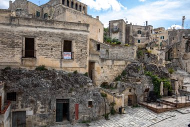  Matera, İtalya - 20 Eylül 2019: Matera şehrinde tarihi bir bölge olan Sassi di Matera 'nın tarihi mağara konutlarıyla tanınıyor. Basilicata. İtalya
