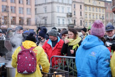 Krakow, Polonya - 19 Aralık 2021: Krakow 'daki ana meydandaki fakir ve evsizler için Noel arifesi. Covid salgınına rağmen Kosciuszko grubu Krakow 'daki açık havada en büyük arifeyi hazırlıyor.