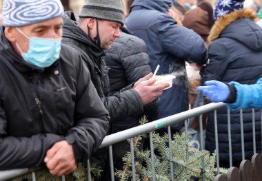 Krakow, Polonya - 19 Aralık 2021: Krakow 'daki ana meydandaki fakir ve evsizler için Noel arifesi. Covid salgınına rağmen Kosciuszko grubu Krakow 'daki açık havada en büyük arifeyi hazırlıyor.
