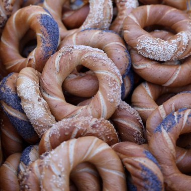 Tuz, haşhaş ve susam ile geleneksel Krakow prezels