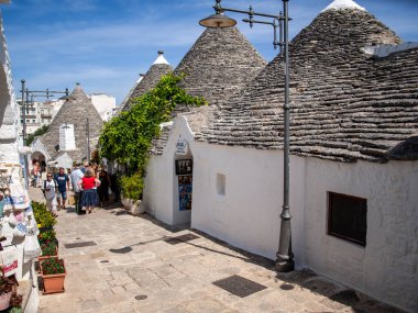 Alberobello, İtalya - 16 Eylül 2019: Halk Alberobello, İtalya 'daki Trulli köyünü ziyaret etti. Yapım tarzı İtalya 'nın Apulia bölgesindeki Murge bölgesine özgüdür (İtalyan Puglia bölgesinde). Kireç taşı ve temel taştan yapılmış..