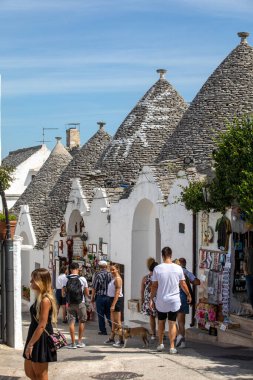 Alberobello, İtalya - 16 Eylül 2019: Halk Alberobello, İtalya 'daki Trulli köyünü ziyaret etti. Yapım tarzı İtalya 'nın Apulia bölgesindeki Murge bölgesine özgüdür (İtalyan Puglia bölgesinde). Kireç taşı ve temel taştan yapılmış..