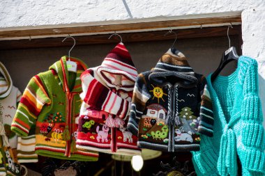 Alberobello, İtalya - 16 Eylül 2019: Geleneksel Apulian giysileri Alberobello 'da bir mağazanın önünde sergileniyor. Apulia, İtalya