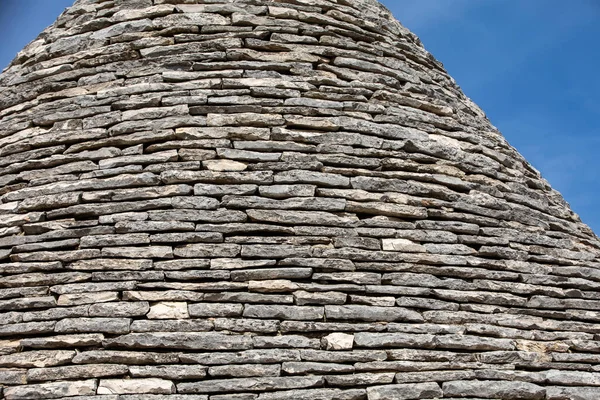 İtalya, Alberobello 'daki Trulli Evi' nin taş çatısı. Yapım tarzı İtalya 'nın Apulia bölgesindeki Murge bölgesine özgüdür (İtalyan Puglia bölgesinde). Kireç taşı ve temel taştan yapılmış..