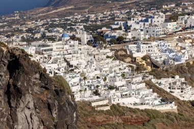 Yunanistan 'ın Cyclades kentindeki Santorini Adası' ndaki beyazların yıkadığı Fira kasabası.