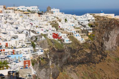 Imerovigli, Santorini, Yunanistan - Haziran 289 2021: Santorini adasındaki Imerovigli 'de beyazlatılmış evler, Kiklad, Yunanistan