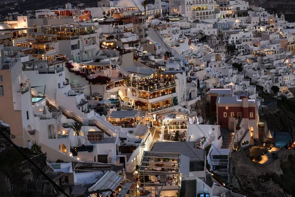 Fira Santorini Grecja Czerwca 2021 Podświetlone Pokłady Balkonowe Tarasy Restauracjami — Zdjęcie stockowe