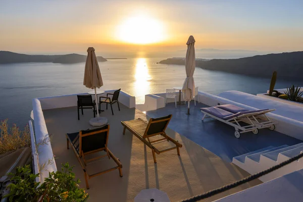 Chaises Longues Sur Terrasse Dans Village Imerovigli Avec Vue Imprenable — Photo