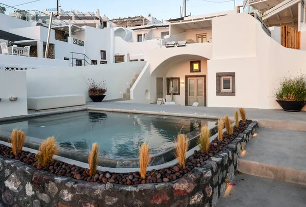 Imerovigli Santorini Grecia Junio 2021 Casas Encaladas Con Terrazas Piscinas —  Fotos de Stock