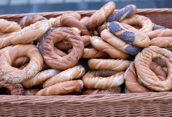 Традиционные Краковские Презели Солью Маком Кунжутом — стоковое фото