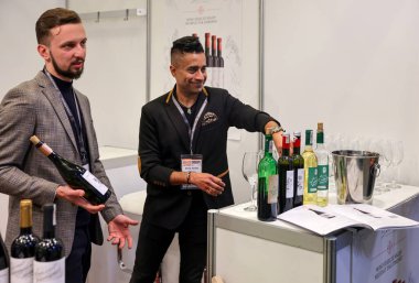 Cracow, Polonya - 3 Kasım 2021: Uluslararası Şarap Fuarı ENOEXPO, Krakow. Dünyanın dört bir yanından şarap üreticileri ithalat dağıtımcıları ve temsilcileriyle tanışıyor.. 