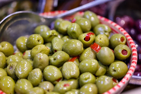 Olives Vertes Farcies Dans Vieux Bol Bois — Photo