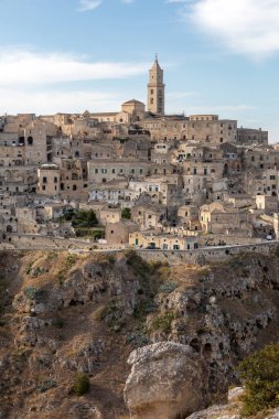 Sassi di Matera 'nın panoramik manzarası Matera şehrinin tarihi bir bölgesidir. Belvedere di Murgia Timone, Basilicata, İtalya' daki antik mağara evleri ile ünlüdür. 