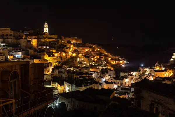 Matera 'lı Sassi' nin gece manzarası. Eski mağara evleri ile tanınır. Basilicata. İtalya