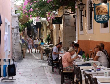 Rethymnon, Girit, Yunanistan - 18 Eylül 2021: Birçok küçük kafe ve mağazanın bulunduğu Eski Rethymnon Kasabası 'ndaki dar sokak