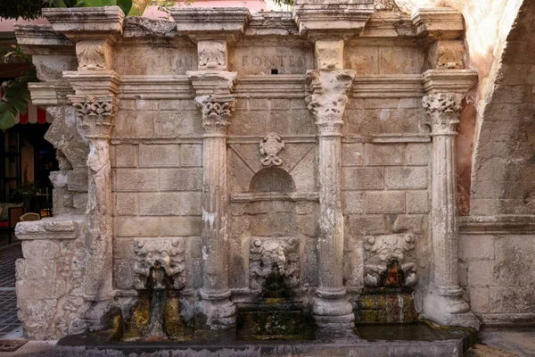 Rethymnon 'un Eski Kasabası' ndaki Rimondi Çeşmesi sıcak yaz gününde. Girit, Yunanistan.