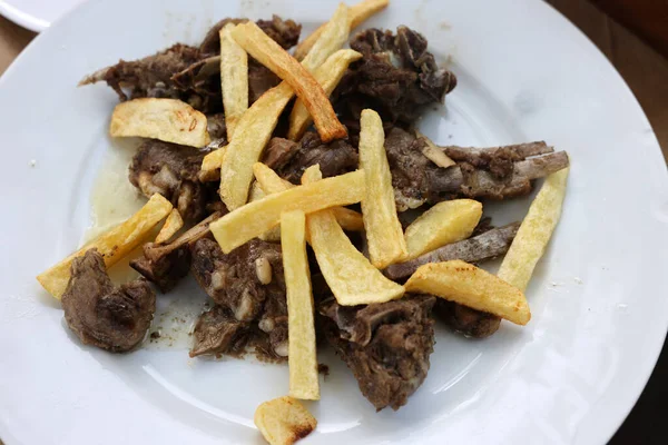 Chèvre Grillée Avec Des Frites Sur Une Assiette Blanche — Photo