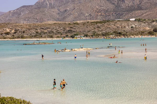 Elafonisi, Girit, Yunanistan - 19 Eylül 2021: Girit, Akdeniz 'deki Elafonisi' nin ünlü pembe mercan plajında dinlenen insanlar 