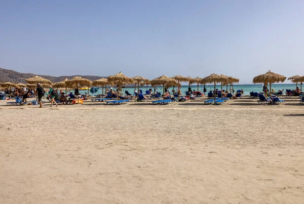 Elafonisi, Girit, Yunanistan - 19 Eylül 2021: Girit, Akdeniz 'deki Elafonisi' nin ünlü pembe mercan plajında dinlenen insanlar 