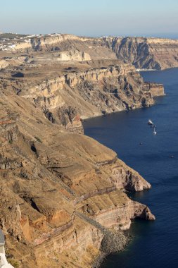 Yunanistan 'ın Santorini adasındaki Imerovigli köyünden Santorini kaldera kayalıklarının panoramik manzarası 