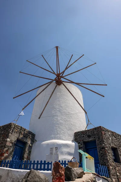 Tradiční Bílý Větrný Mlýn Oie Ostrově Santorini Kyklady Řecko — Stock fotografie
