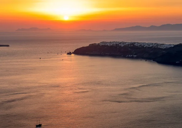 Imerovigli 'den görüldüğü gibi Santorini' nin üzerinde gün batımı. Cyclades, Yunanistan