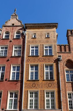 Gdansk, Polonya - 6 Eylül 2020: Long Lane 'de restore edilen Gdask soylularının cepheleri) .