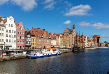 Gdansk, Polonya - 9 Eylül 2020: Motawa Nehri 'ndeki yolcu limanı ve eski Gdansk kasabasındaki Dlugie Pobrzeze' de bir yolcu gemisi.