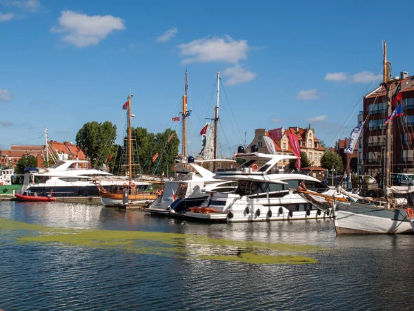 波兰格但斯克 2020年9月9日 在格但斯克码头的摩托艇和帆船 — 图库照片