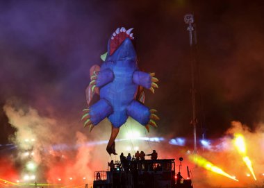 Cracow, Polonya - 4 Haziran 2022 Büyük Ejder Geçidi. Vistula Nehri 'ndeki Büyük Açık Hava Şovu.