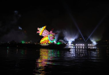 Cracow, Polonya - 4 Haziran 2022 Büyük Ejder Geçidi. Vistula Nehri 'ndeki Büyük Açık Hava Şovu.